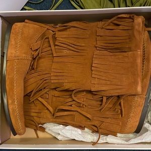 Minnetonka boots worn twice